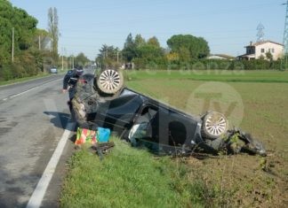 Auto finisce fuori strada e si ribalta: ferita una donna