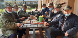 Gli alpini incontrano i bambini della scuola “Stella Polare” fra castagne e racconti