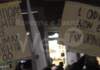 Una piazza illuminata a Ravenna manifesta contro l’affossamento del ddl Zan | VIDEO