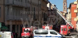Fiamme dal tetto e al terzo piano: incendio in un palazzo in Corso Saffi | VIDEO
