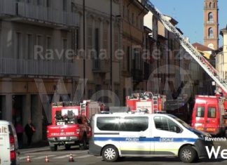 Fiamme dal tetto e al terzo piano: incendio in un palazzo in Corso Saffi | VIDEO