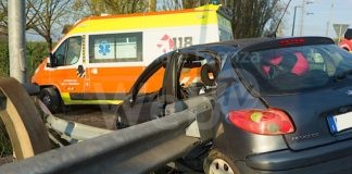 Auto contro il guard rail sull’Adriatica: il conducente trasportato in gravi condizioni al Bufalini