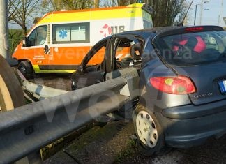 Auto contro il guard rail sull’Adriatica: il conducente trasportato in gravi condizioni al Bufalini