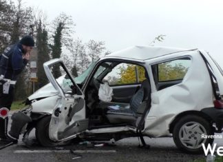 Perde il controllo dell’auto e si schianta contro le paratie del ponte: è grave