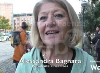 Viale della Lirica amica delle donne: i fiori contro la violenza di genere distribuiti a esercenti e residenti | VIDEO