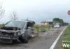 Auto fuori strada in via Corleto, sbatte sulla riva del fosso e torna sulla carreggiata distrutta | VIDEO