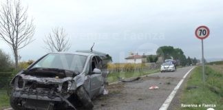 Auto fuori strada in via Corleto, sbatte sulla riva del fosso e torna sulla carreggiata distrutta | VIDEO