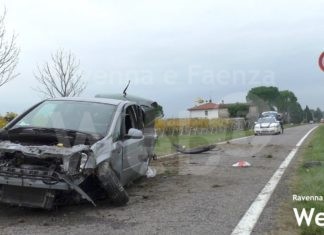 Auto fuori strada in via Corleto, sbatte sulla riva del fosso e torna sulla carreggiata distrutta | VIDEO