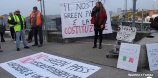 Nuovo presidio in darsena contro il green pass. Interviene anche Marco Melandri | VIDEO