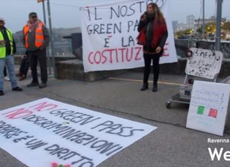 Nuovo presidio in darsena contro il green pass. Interviene anche Marco Melandri | VIDEO