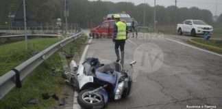 Cà Bosco: scooterista “centrato” da un’auto è stato sbalzato nel canale. Trasportato al Bufalini | VIDEO