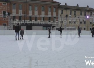 Inaugurata la pista di ghiaccio di Piazza Kennedy | VIDEO