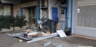 Ladri all’ufficio postale: muro abbattuto per rubare i soldi all’interno dello sportello bancomat | VIDEO