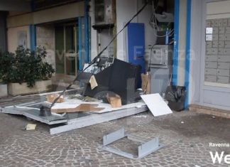 Ladri all’ufficio postale: muro abbattuto per rubare i soldi all’interno dello sportello bancomat | VIDEO
