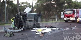 Marina di Ravenna auto centra la rotonda, gravissimo il conducente | VIDEO