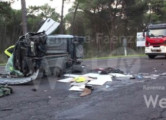 Marina di Ravenna auto centra la rotonda, gravissimo il conducente | VIDEO