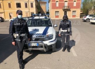 Circolava con una targa finta e senza patente: automobilista multato per 6 mila euro