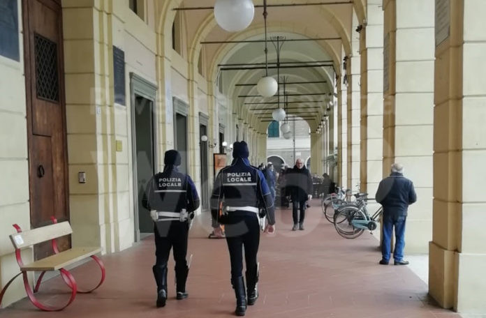 polizia locale pattuglia_piedi_portici