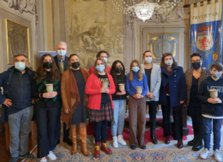 Un poster per la pace: i disegni degli studenti andranno a decorare le vetrine del centro | VIDEO