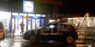 Rapina al supermercato: minaccia la cassiera con un cutter e scappa col bottino | VIDEO