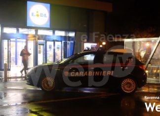 Rapina al supermercato: minaccia la cassiera con un cutter e scappa col bottino | VIDEO