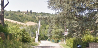 Via Pideura: chiude in orario notturno il passaggio a livello