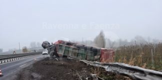 Camion si ribalta sulla E 45, chiusa al traffico nel tratto Ravenna-Cesena. Illeso il conducente