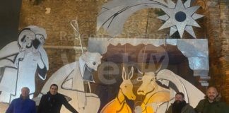 Natale 2021: inaugurato il presepe in metallo in piazzetta Gandhi con figure alte fino a tre metri