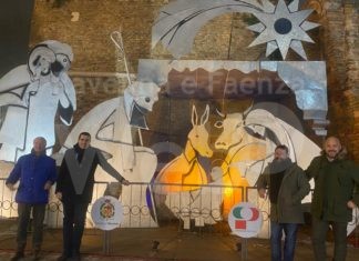 Natale 2021: inaugurato il presepe in metallo in piazzetta Gandhi con figure alte fino a tre metri