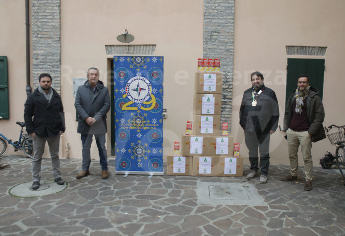 22-12–2021-; ravenna il club 41 rappresentato dal presidente carmine santoro , e da il segretario alberto migliardi donano al consorzio il solco rappresenati dal direttore generale giacomo vici e dal consigliere andrea sangiorgi , divesri pacchi ali