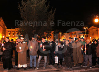 A Russi una fiaccolata per la pace e contro la violenza