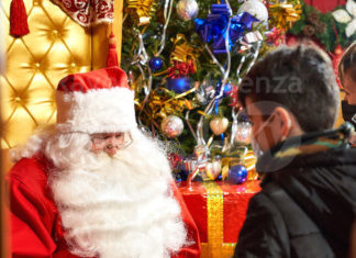 Babbo Natale sotto l’albero in piazza del Popolo