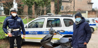 Ruba lo scooter e lo ridipinge per renderlo irriconoscibile: quattordicenne denunciato