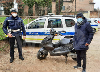 Ruba lo scooter e lo ridipinge per renderlo irriconoscibile: quattordicenne denunciato