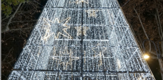 Abbatte piramide natalizia di luci, identificato grazie alle telecamere di videosorveglianza