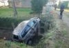 Esce di strada e finisce nel fosso, capottando e sfiorando un pontile di cemento