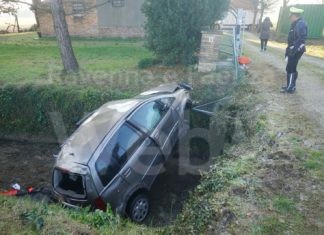 Esce di strada e finisce nel fosso, capottando e sfiorando un pontile di cemento