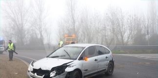Auto sbatte contro il guardrail e piomba in mezzo alla rotatoria. Conducente trasportato in ospedale