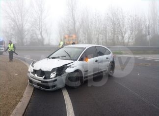 Auto sbatte contro il guardrail e piomba in mezzo alla rotatoria. Conducente trasportato in ospedale