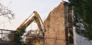 In corso la demolizione dell’ex casa di tolleranza di via Mura di Porta Serrata