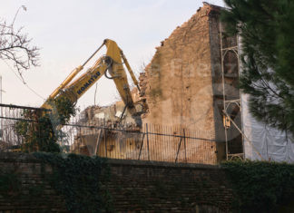 In corso la demolizione dell’ex casa di tolleranza di via Mura di Porta Serrata