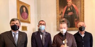 Confartigianato e Coldiretti donano al vescovo la statuina dell’imprenditore tecnologico e resiliente