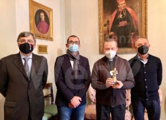 Confartigianato e Coldiretti donano al vescovo la statuina dell’imprenditore tecnologico e resiliente