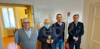 Confartigianato e Coldiretti donano al vescovo la statuina dell’imprenditore tecnologico e resiliente