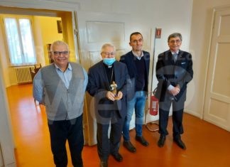 Confartigianato e Coldiretti donano al vescovo la statuina dell’imprenditore tecnologico e resiliente