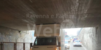 Furgone incastrato nel sottopasso: disagi alla viabilità