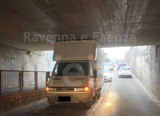 Furgone incastrato nel sottopasso: disagi alla viabilità