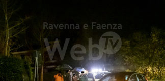 Scontro fra uno scooter e un’auto: 17enne ricoverato al Bufalini