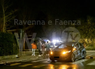 Scontro fra uno scooter e un’auto: 17enne ricoverato al Bufalini