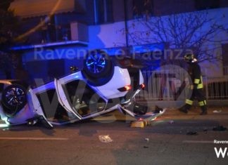 Colpisce di striscio un’auto parcheggiata e poi capotta sulla strada, grave un 50enne | VIDEO